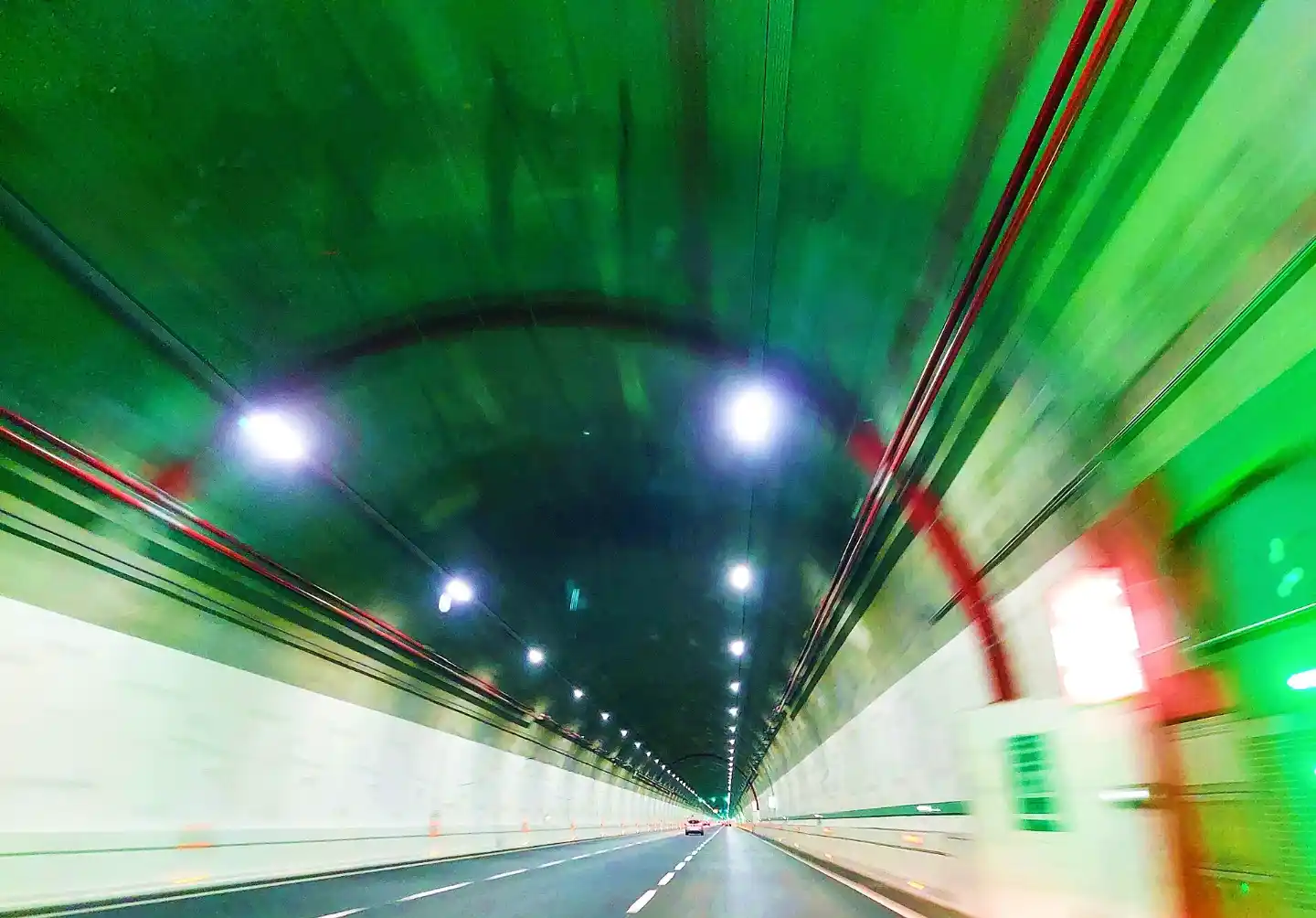Galleria dell'Autostrada del Sole A1 vista da un'auto in corsa